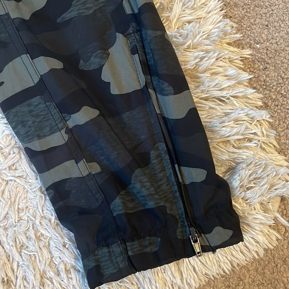 Old Navy size small camo active joggers - Picture 5 of 7